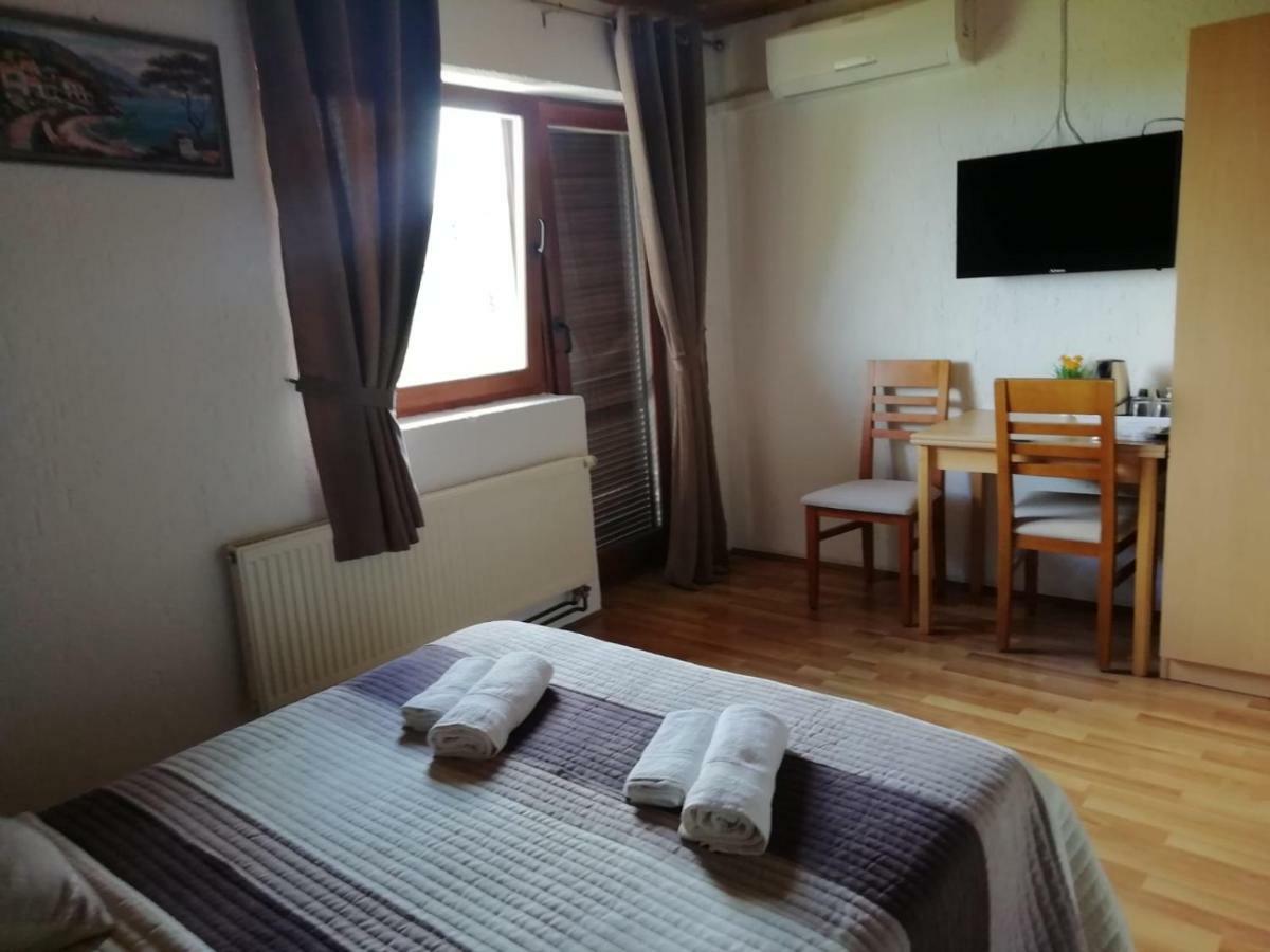 House Viktoria Hotel Seliste Dreznicko Luaran gambar
